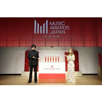 �y�A���[�h�z�wMUSIC AWARDS JAPAN�x�m�~�l�[�g��i���\�@��v�����HANA�ƕĒÌ��t���ő�3����y��ȃI���R���L�^�t���z