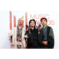 �y�A���[�h�z�wMUSIC AWARDS JAPAN�x���b�h�J�[�y�b�g���؂₩�ɍʂ���67�g�S���f�ځ@Mrs. GREEN APPLE���T�v���C�Y�o��